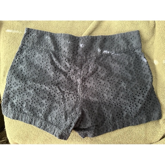 Lilly Pulitzer Makenna Navy Eyelet Shorts size 10 - Picture 3 of 5